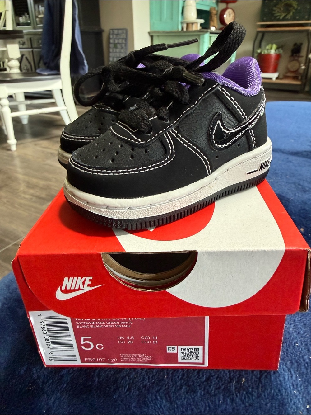 Nike Kids Black and Purple Low-Top Sneakers with White Midsole